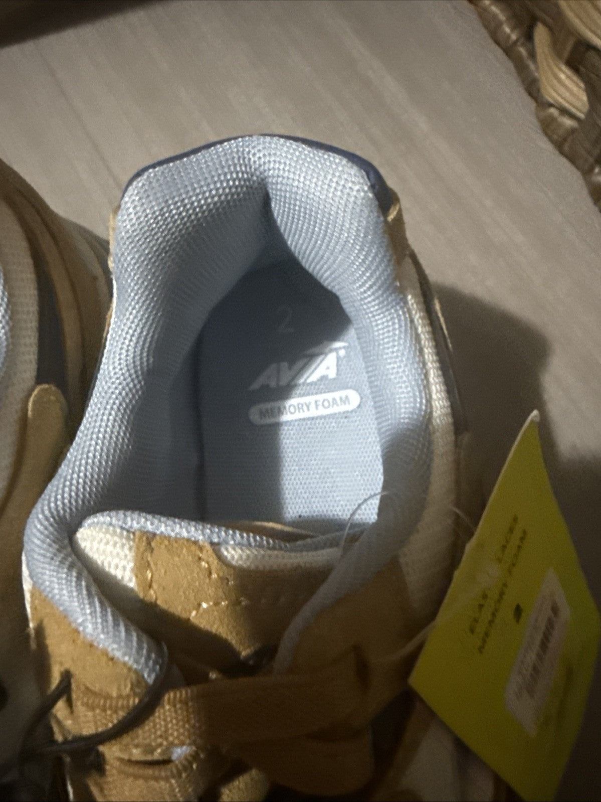 AVIA MEMORY FOAM SIZE (2) GIRLS ATHLETICS 